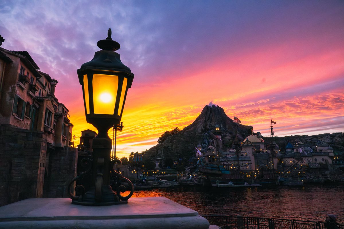 caf_t2's tweet photo. ディズニーでも夕焼けはきれいらしい https://t.co/lPgQ4VuYJ3