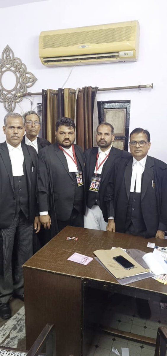 हम सबके संरक्षक,गुरू, सीनियर, जस्टिस  आ श्री रविंद्र सिंह जी के अनुज,   सीनियर श्री Shivam Yadav जी के चाचा श्री #अखिलेश #सिंह जी को मा. उच्च न्यायालय इलाहाबाद द्वारा #वरिष्ठ #अधिवक्ता नामित किया गया,, यह हम लोग के चैंबर न 85 के बड़े गर्व की बात है.चाचा जी को बधाई एवं शुभकामनाये