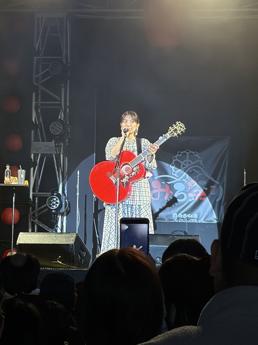 Watl3839's tweet photo. 周りは家族連れかカップルばっかりで少し気まずかったけど笑、近くてイルミネーションとか雰囲気も良きライブだった！！

しかも、まさかのサプライズで生栗旬🌰！！
来るなら笠ちゃんかと思ってたけど、ほんとにまさか。

#miwa
#みろ祭り
#みろくの里 https://t.co/lEDc4HFuSY