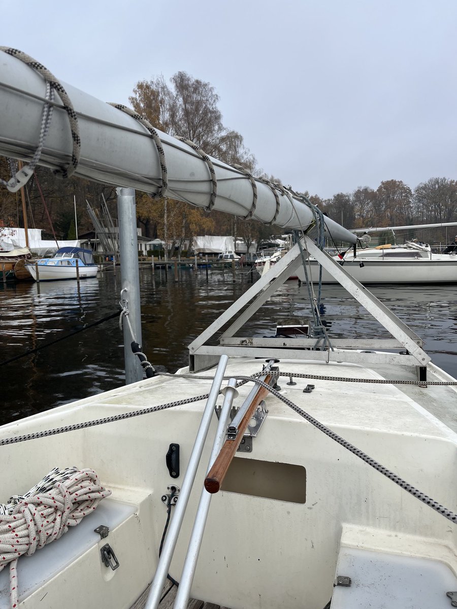 Mast liegt! Saison is over. Schön war’s. Bis März is ja noch mehr sooo lange … Ich wünsche allen Seglern⛵️fröhliches Überwintern. 🙌