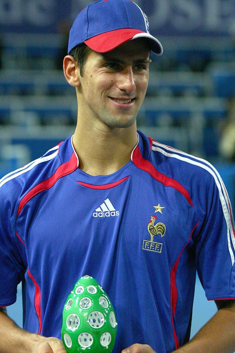 UniversTennis's tweet photo. Quand Novak Djokovic remportait le Moselle Open 2006 et célébrait son titre avec le maillot de l’équipe de France. 🏆🇫🇷

La finale se dispute aujourd’hui, marquant la toute dernière édition du tournoi… https://t.co/O6S7aGO99b