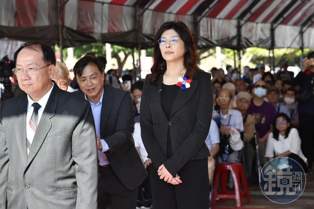 １．鄭麗文昨天堅持要參加這活動，勸阻不聽

２．主辦單位為紅統團體「台灣地區政治受難人互助會」，活動為「秋季追思慰靈大會」，名為悼念政治難者，但名單是中共列的政治受難名單

３．祭拜名單有個名人叫做吳石，是蔣介石與國民黨深藍最恨的人