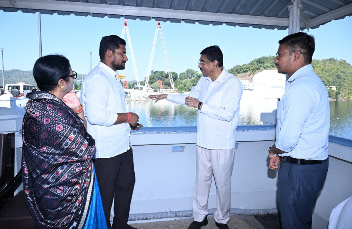 suryabanshibjp's tweet photo. ଗୁଜରାଟ ଗସ୍ତ ଅବସରରେ ମହାମହିମ ରାଜ୍ୟପାଳ ଶ୍ରୀ @DrHariBabuK ଓ ମାନନୀୟା ବାଚସ୍ପତି ଶ୍ରୀମତୀ @suramapadhybjp ଙ୍କ ଉପସ୍ଥିତିରେ ନର୍ମଦା ନଦୀ ନିକଟରେ ଅବସ୍ଥିତ ସର୍ଦ୍ଦାର ସରୋବର ଡ୍ୟାମ ଓ ଜଳବିଦ୍ୟୁତ ଉତ୍ପାଦ ପ୍ରକଳ୍ପର ବିଭିନ୍ନ ବୈଶିଷ୍ଟ୍ୟ ବିଷୟରେ ଜାଣିବାର ସୁଯୋଗ ମିଳିଲା । https://t.co/c23htRp4dy