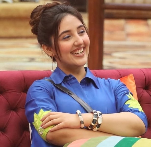 Ranking Poll (Week 11) 

Like &amp; Retweet if you are supporting #AshnoorKaur

(Results will be announced tomorrow at 7PM) #BiggBoss19