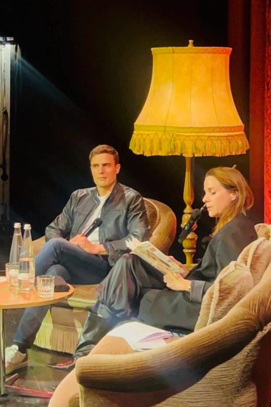 Meine wunderbare Kollegin Natalie Amiri hat (wieder) ein wunderbares Buch geschrieben: Der Nahost - Komplex. Darüber haben wir im Heimathafen in Berlin gesprochen. Im Zentrum: Der ständige Perspektivwechsel, denn nur so können wir die komplexen Zusammenhänge vermitteln.