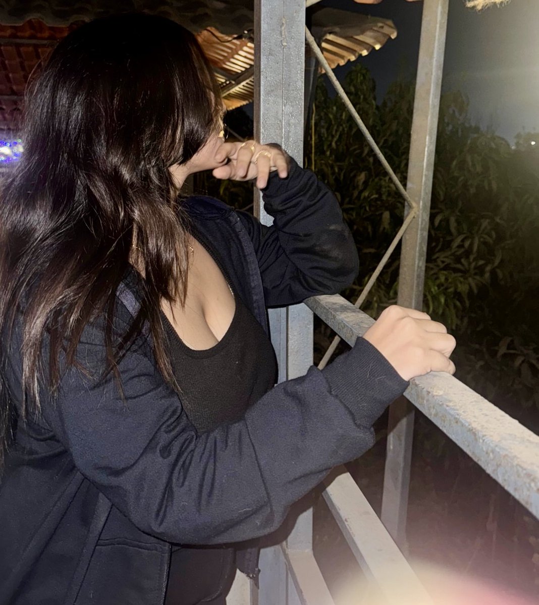 GrowWithRiya's tweet image. Kuch baatein kehne ka mann hota hai… par dil kehta hai, rehne de 💭

#LateNightVibes #UnbotheredSoul #DeepThoughts