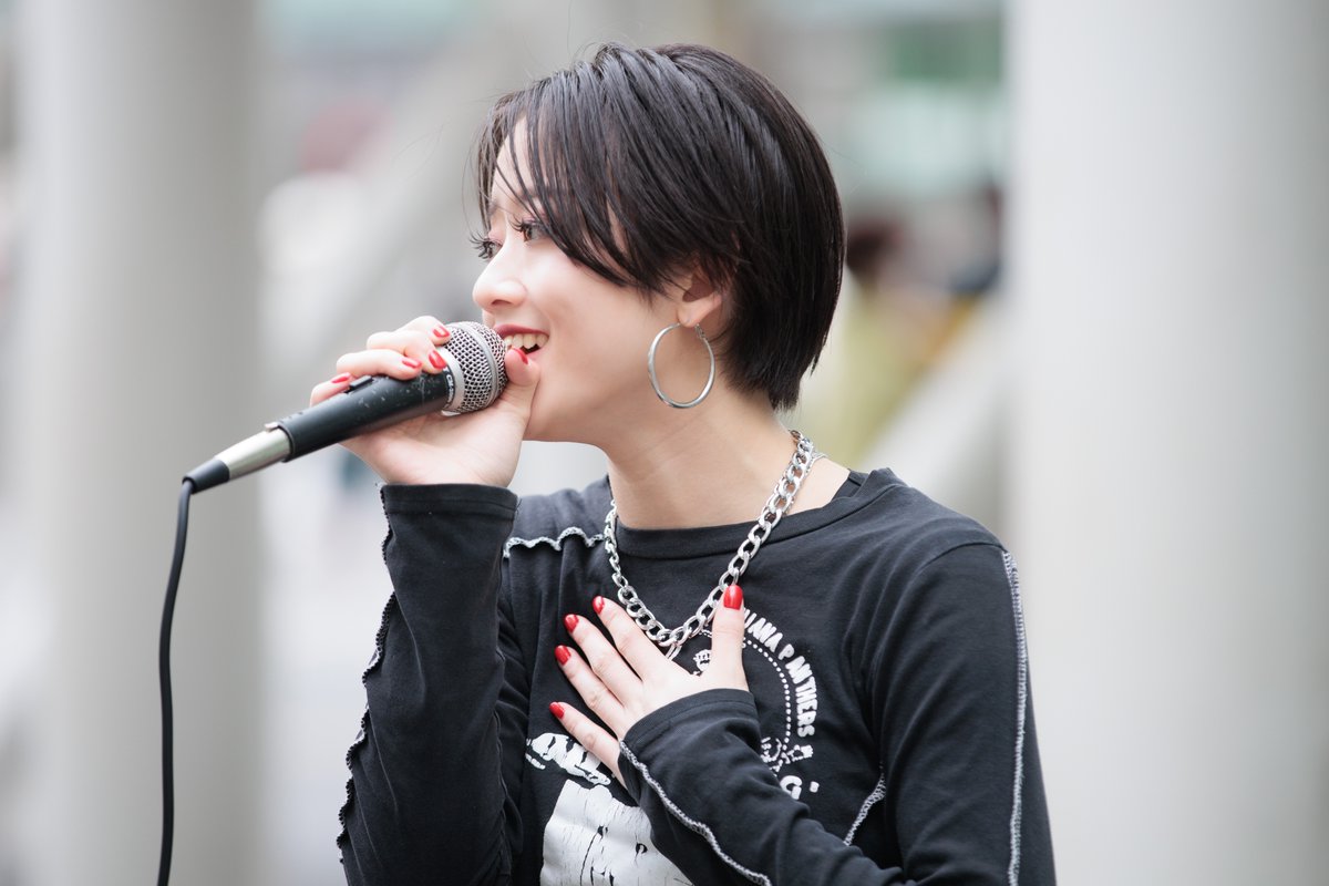 ku23yuri's tweet image. 2025/11/08 川崎駅前東口 公認路上ライブ 華蘭＆TUNAちゃん合同ライブ 華蘭ちゃん 3/3
前回の川崎は20分しか歌えなかった＆TUNAちゃん合同の名古屋栄では声が出なくて歌えなかったので、今回は気合の入った華蘭リベンジ成功ライブでうれしかった。
#華蘭 #カランゴラの温室 @karan39ABS #TUNA