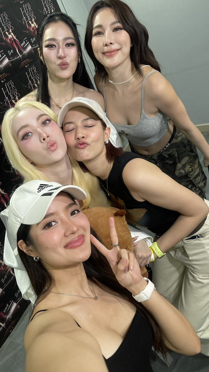 yeenasalas5's tweet photo. วันนี้ได้เห็นเจ้าความรักแบบเต็มตา ❤️❤️❤️ #LingOrm1st_ImpactFANCON https://t.co/v21RogfSGF