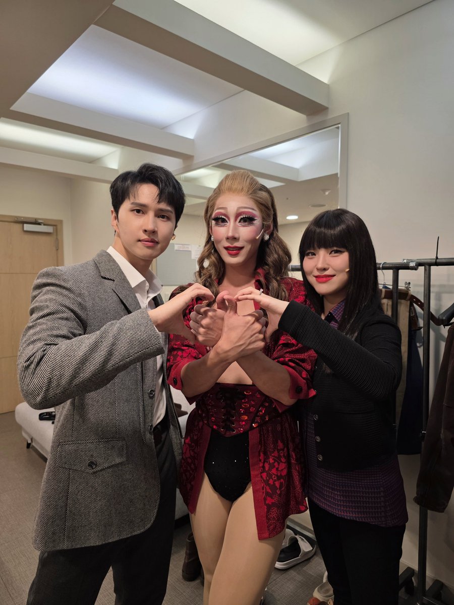 S27M_official's tweet photo. 251108
#킹키부츠 PRICE &amp; SON🫶
찰리 #이재환
엔젤 #한선천
니콜라 #유주연

@jaehwany0406
#이재환 #LeeJaeHwan #켄 #KEN
#한선천 #HANSUNCHUN
#유주연 #YOUJUYEON 
#뮤지컬 #킹키부츠 #뮤지컬배우
#S27M #에스이십칠엠 https://t.co/RGmBwOsC0o