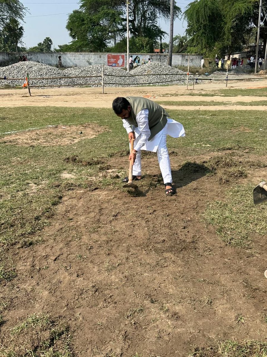 आज गुरुआ विधानसभा में चिराग जी के सभा था अचानक दो हेलीपैड बनाने का आदेश आया तो 1 hrs में हेलीपैड तैयार किया ।<a href="/blsanthosh/">B L Santhosh</a>