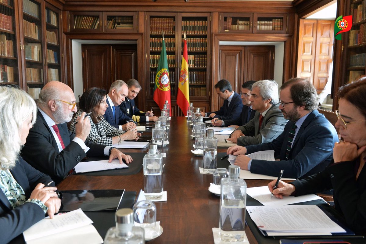 defesa_pt's tweet image. O Ministro da Defesa Nacional, Nuno Melo, recebeu a Ministra da Defesa de Espanha, Margarita Robles, no Forte São Julião da Barra. 

Na agenda da reunião esteve a cooperação entre os dois países na área da Defesa, bem como o reforço do pilar europeu da Aliança Atlântica.