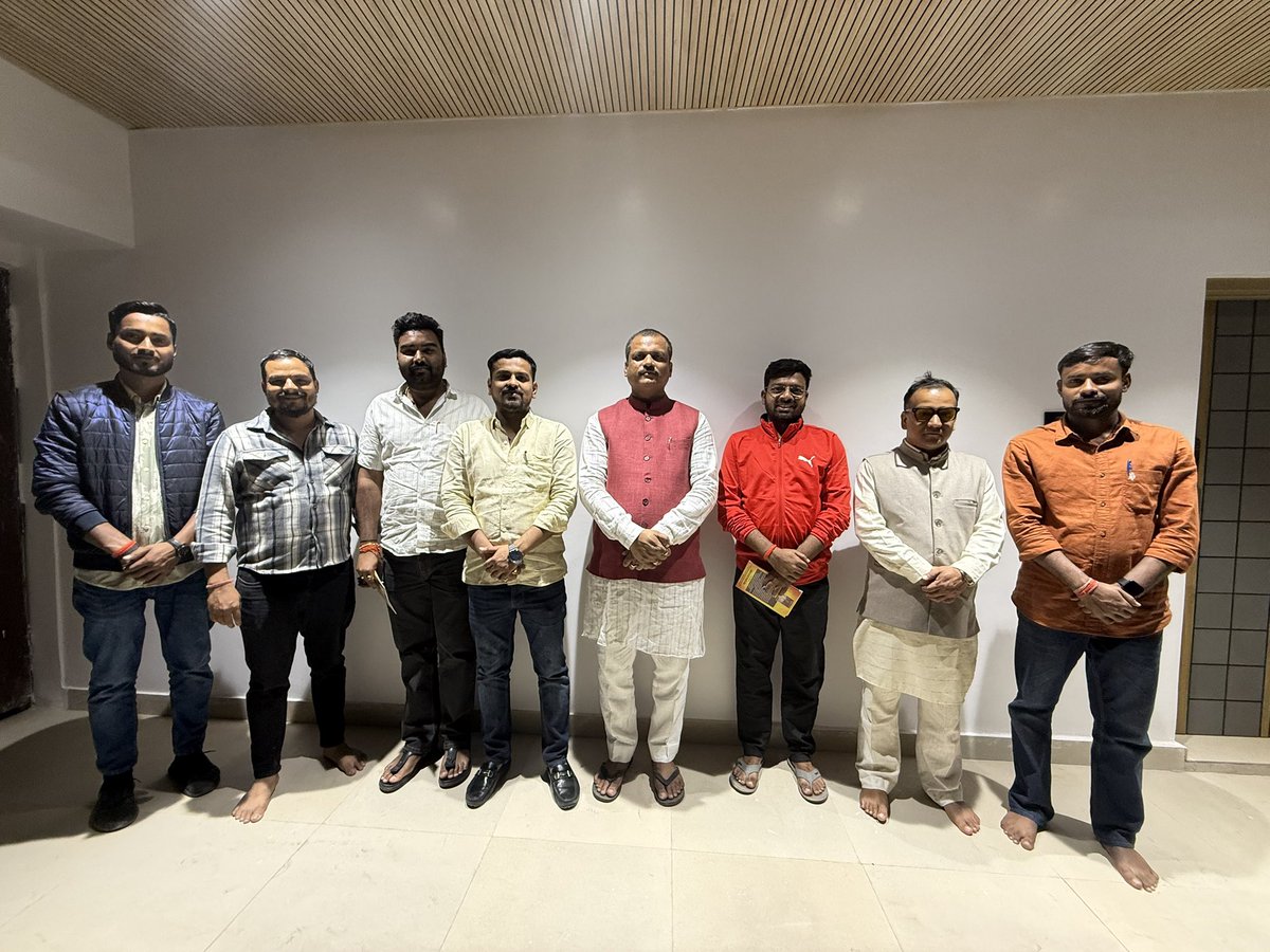 RajShekharIN's tweet photo. सेवा है यज्ञ, कुंड समिधा सम हम जले,
ध्येय महासागर में सरित रूप हम मिले।  

#ABVP #परिषद_परिवार  
@iGhanshyamShahi  जी 
@AnshulVidyarthi जी https://t.co/ApSZaLixmu