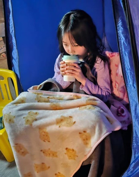 kdrama_menfess's tweet photo. •kdm• Banyak yang concern setelah melihat akting aktris cilik Ki Soyu (Ah-jin kecil) yang memang dark banget.

Mamanya menjelaskan di IG:
- Soyu selalu ditemani counsellors;
- Staff dan director selalu take good care of Soyu.

Jadi jangan khawatir ya. :) https://t.co/FQXp1o9oRE