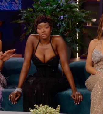 Procdwitcaution's tweet image. Chelsea looks good. She jas grown on me. She was a handful first but baby winning. #SellingSunset Love this show and hate how it&apos;s turning out. Mary changed after 2 season.