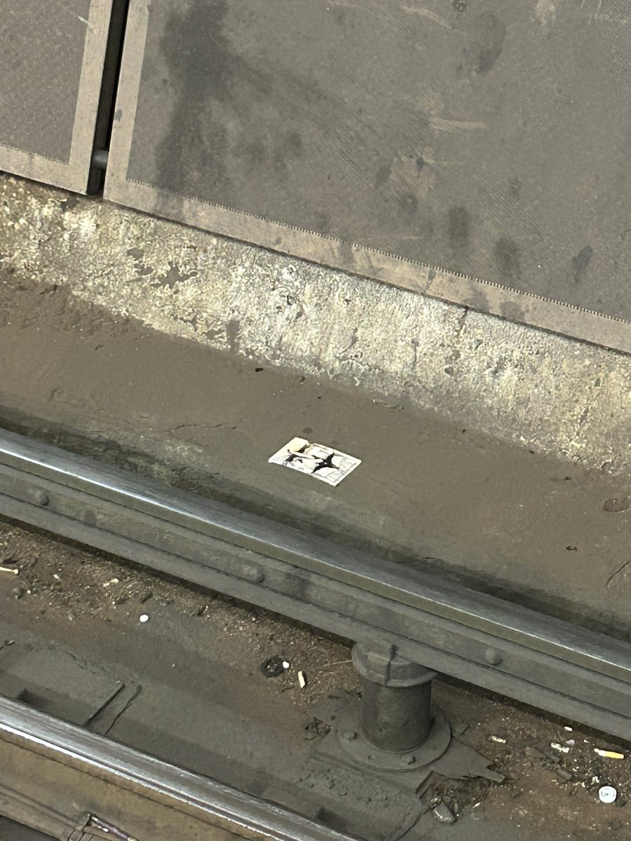 trashndgarbage's tweet image. Picture of a person sitting in a really big chair