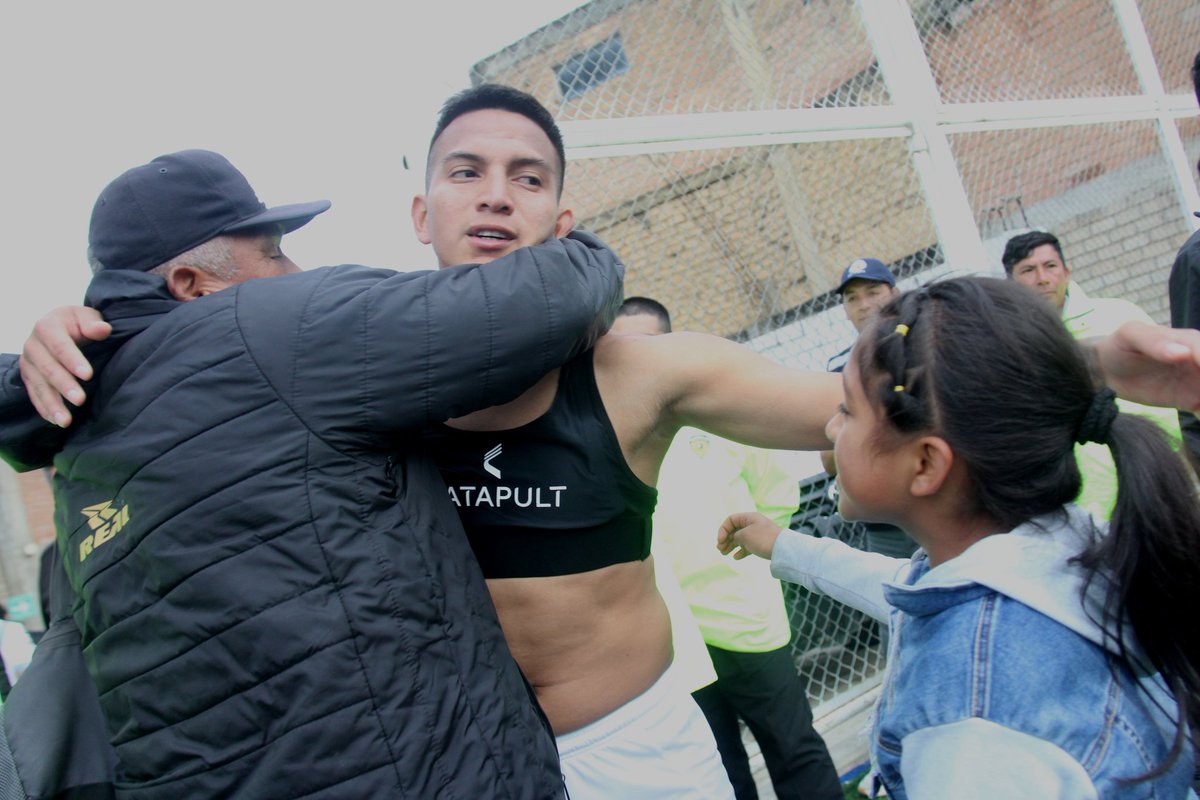 HablemosCristal's tweet photo. 📸 Martín Távara tras regalar su camiseta en Cutervo.

Ayer en el Gallardo, el zurdo de nuestras canteras, anotó el gol del triunfo.

#sportingcristal #fuerzacristal #tavara https://t.co/3EYyW1fuIw