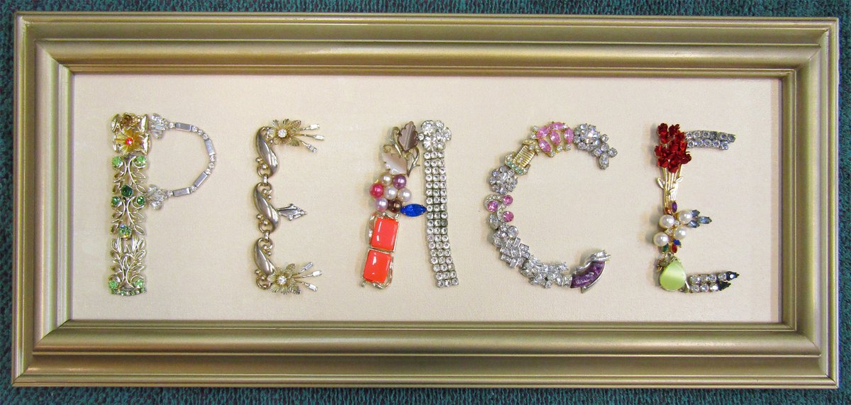 Carolyn40679267's tweet image. Framed Jewelry Art Letter Peace #2 #Handcrafted #VintageJewelry #PeaceSign #WordSign #InspirationalWord #FramedJewelryArt #UniqueGift #https://bartlettpairart.com/product/framed-jewelry-art-letter-peace/ via @jimmiesart