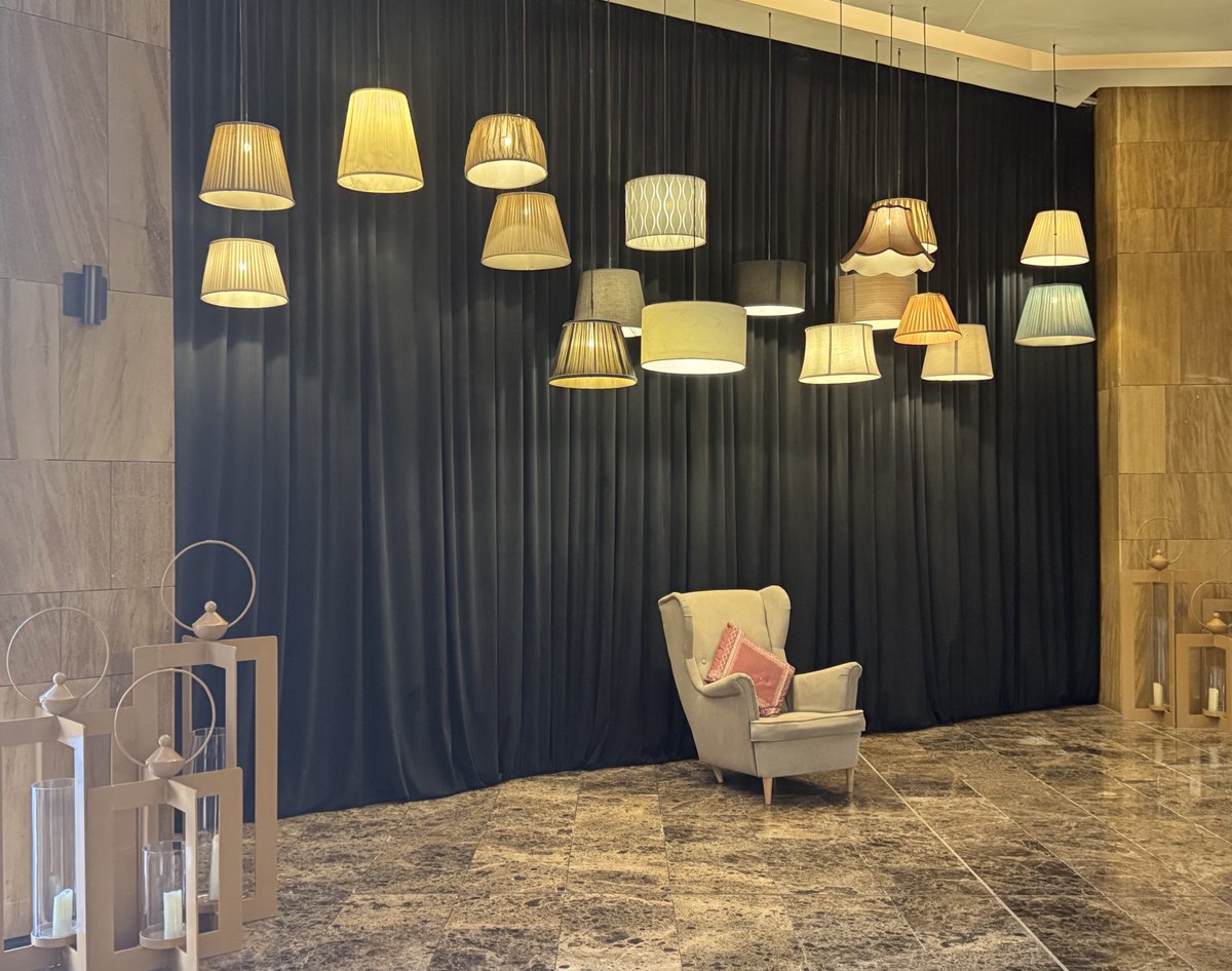 لكل إنسان منارات مضيئة تشعّ منه،
يراها الناس ويحسون دفئها دون أن يتكلّم.
تلك المنارات هي الخصال الحسنة التي لا تُخفى… ولو حاول الزمن إطفاءها🤍