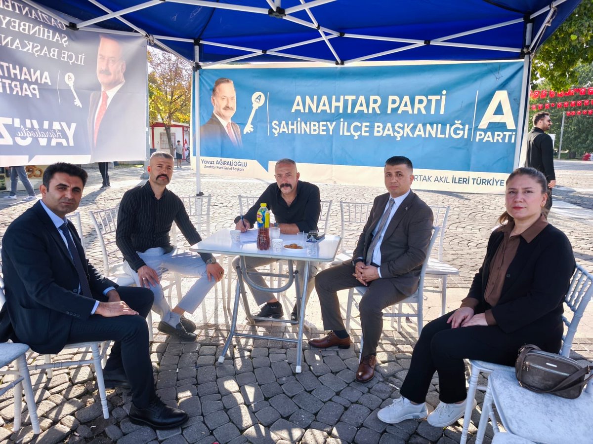 Şahinbey İlçe Teşkilatı olarak Demokrasi Meydanı’nda halkımızla buluştuk!
Vatandaşlarımızla bir araya gelerek çalışmalarımızı paylaştık, fikir alışverişinde bulunduk.
Birlik ve beraberlik içinde, daha güçlü bir Şahinbey için  çalışıyoruz! 🗝️🇹🇷🗝️
<a href="/yavuzagiraliog/">Yavuz Ağıralioğlu</a> 
<a href="/ymmmuratuzumcu/">Murat Üzümcü</a>