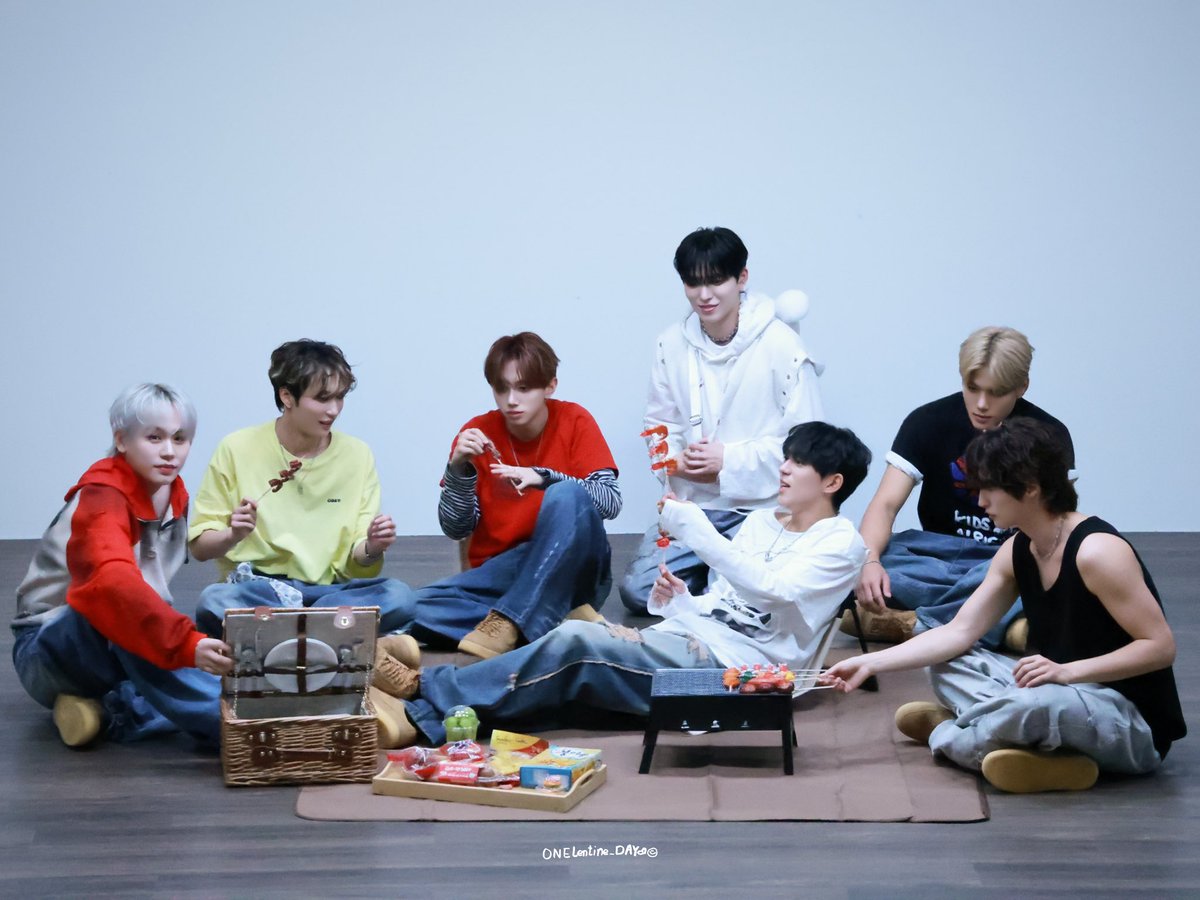 ONElentine_Day's tweet photo. 다음에는 진짜 다 같이 바비큐 피크닉 가서 신나게 놀자~

20251108 MusicArt FanSign

#DKB #다크비 
#이찬 #E_CHAN #��창민
#장동일 #디원 #D1 #동일
#지케이 #김광현 #GK #광현
#HEECHAN #희찬 #양희찬
#황준서 #준서 #JUNSEO 
#유쿠 #天沼優空 #YUKU 
#Harry_June #HarryJune #해리준 #한해리준
#fansign
#Emotion #Irony 
#20251023_6PM
@DKB_BRAVE