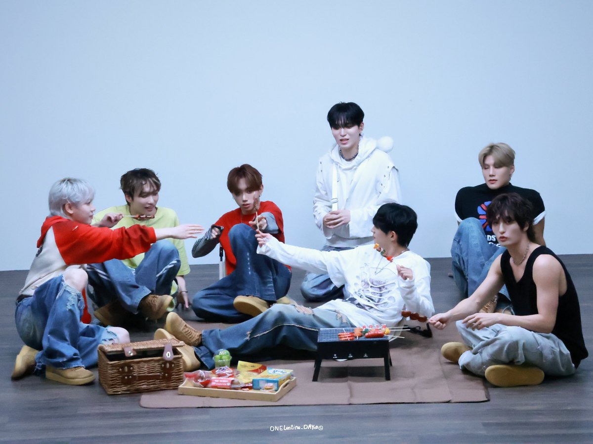 ONElentine_Day's tweet photo. 다음에는 진짜 다 같이 바비큐 피크닉 가서 신나게 놀자~

20251108 MusicArt FanSign

#DKB #다크비 
#이찬 #E_CHAN #��창민
#장동일 #디원 #D1 #동일
#지케이 #김광현 #GK #광현
#HEECHAN #희찬 #양희찬
#황준서 #준서 #JUNSEO 
#유쿠 #天沼優空 #YUKU 
#Harry_June #HarryJune #해리준 #한해리준
#fansign
#Emotion #Irony 
#20251023_6PM
@DKB_BRAVE