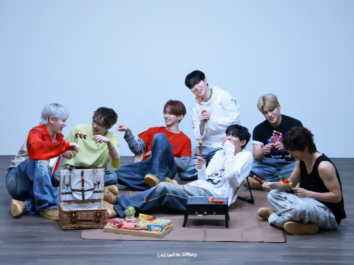 ONElentine_Day's tweet photo. 다음에는 진짜 다 같이 바비큐 피크닉 가서 신나게 놀자~

20251108 MusicArt FanSign

#DKB #다크비 
#이찬 #E_CHAN #��창민
#장동일 #디원 #D1 #동일
#지케이 #김광현 #GK #광현
#HEECHAN #희찬 #양희찬
#황준서 #준서 #JUNSEO 
#유쿠 #天沼優空 #YUKU 
#Harry_June #HarryJune #해리준 #한해리준
#fansign
#Emotion #Irony 
#20251023_6PM
@DKB_BRAVE