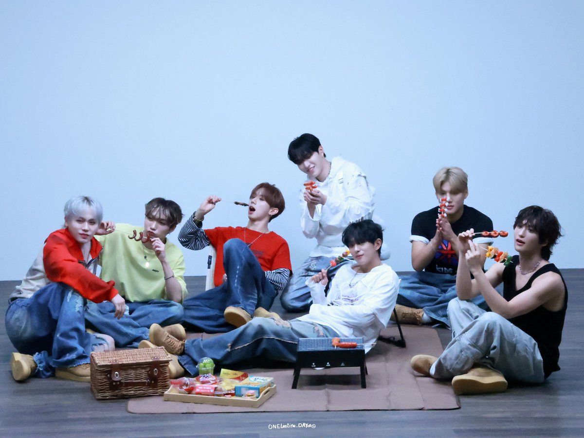 ONElentine_Day's tweet photo. 다음에는 진짜 다 같이 바비큐 피크닉 가서 신나게 놀자~

20251108 MusicArt FanSign

#DKB #다크비 
#이찬 #E_CHAN #��창민
#장동일 #디원 #D1 #동일
#지케이 #김광현 #GK #광현
#HEECHAN #희찬 #양희찬
#황준서 #준서 #JUNSEO 
#유쿠 #天沼優空 #YUKU 
#Harry_June #HarryJune #해리준 #한해리준
#fansign
#Emotion #Irony 
#20251023_6PM
@DKB_BRAVE