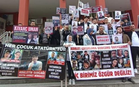 MAĞDUR AİLELER PLATFORMU whatsapp kanalımızı takip edin. 
Mahkeme tarihlerimizden, yapıcağımız yürüyüşlerden, basın açıklamalarından haberdar olmak başlattığımız imza kampanyalarına destek olmak için takip edin. 
(Not: Numaranız yöneticiler dahil kimseye görünmez gizliliğiniz