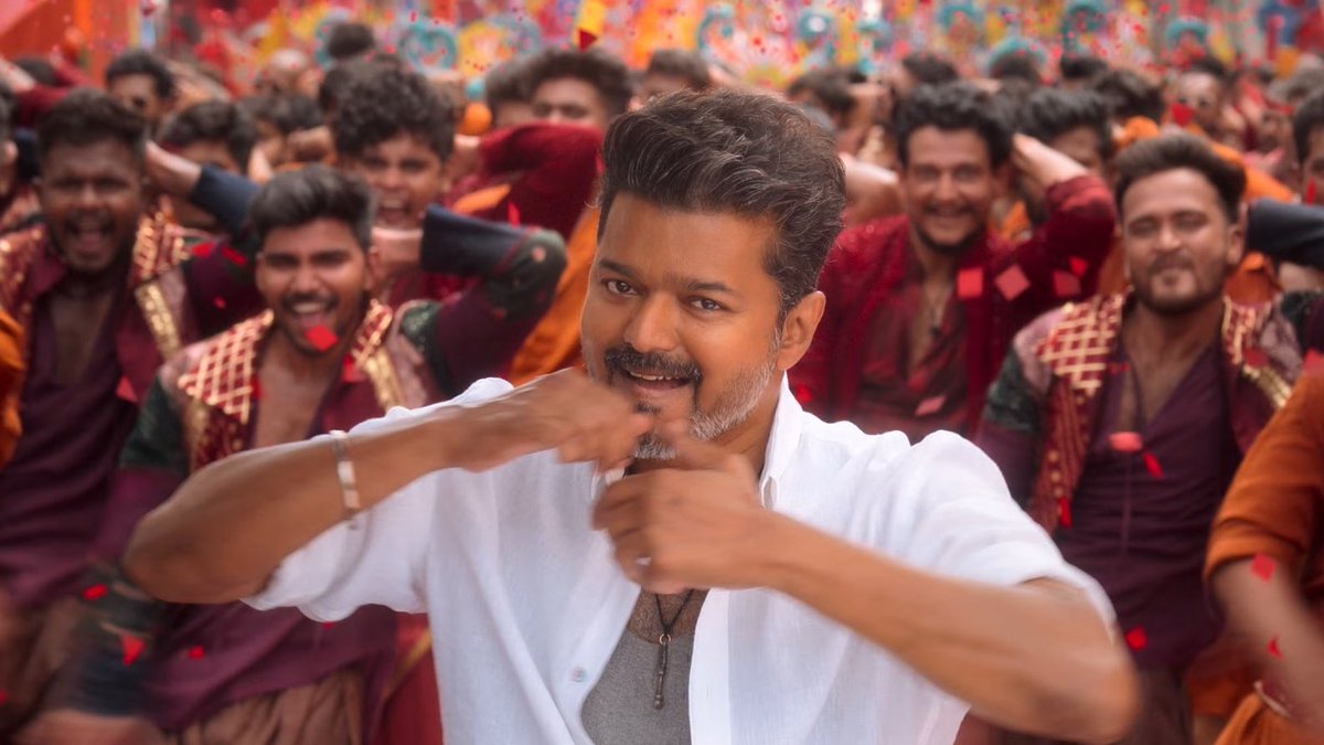 CcInfilmin's tweet image. #ThalapathyKacheri is another dance number from Ani made for theatrical atmosphere vibe. Decent overall with good chemistry between Vijay &amp;amp; Pooja Hegde while Mamitha is clearly struggling to match their energy. May not have Aalaporan Tamizhan &amp;amp; Vaathi Coming&apos;s longevity though.