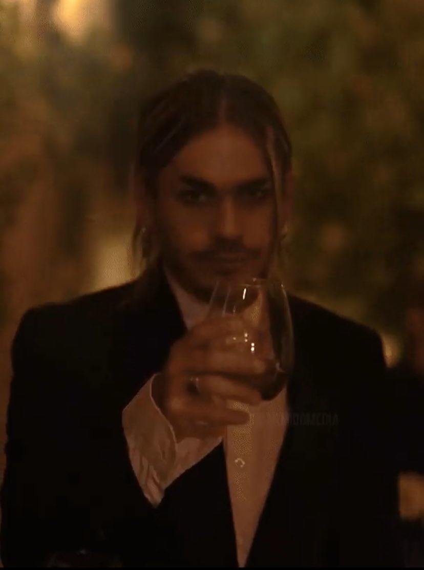 que escándalo patricio con traje