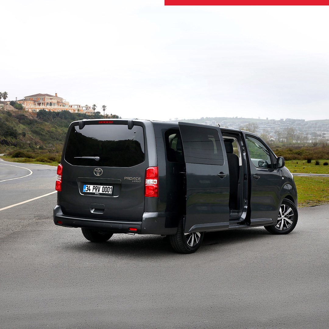 Toyota Proace Verso, akıllıca çözümleriyle hem sizin hem yolcularınızın hayatını kolaylaştırır! Ayak sensörüyle açılan elektrikli sürgülü kapılar, eller serbest kullanımda üst düzey kolaylık sunar.
#toyota #ProaceVerso #BambaşkaYereTaşır