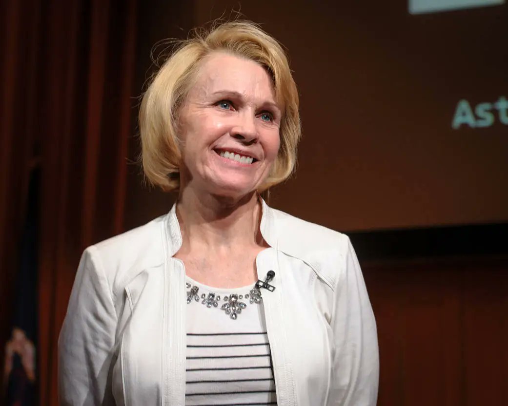 Astro_Cady's tweet image. 🎂Happy Birthday to Dr. Rhea Seddon - physician in the first group of @NASA_Astronauts  to include women, who flew on three #SpaceShuttle missions. Here&apos;s to many more amazing orbits!💫
#WomeninSTEM