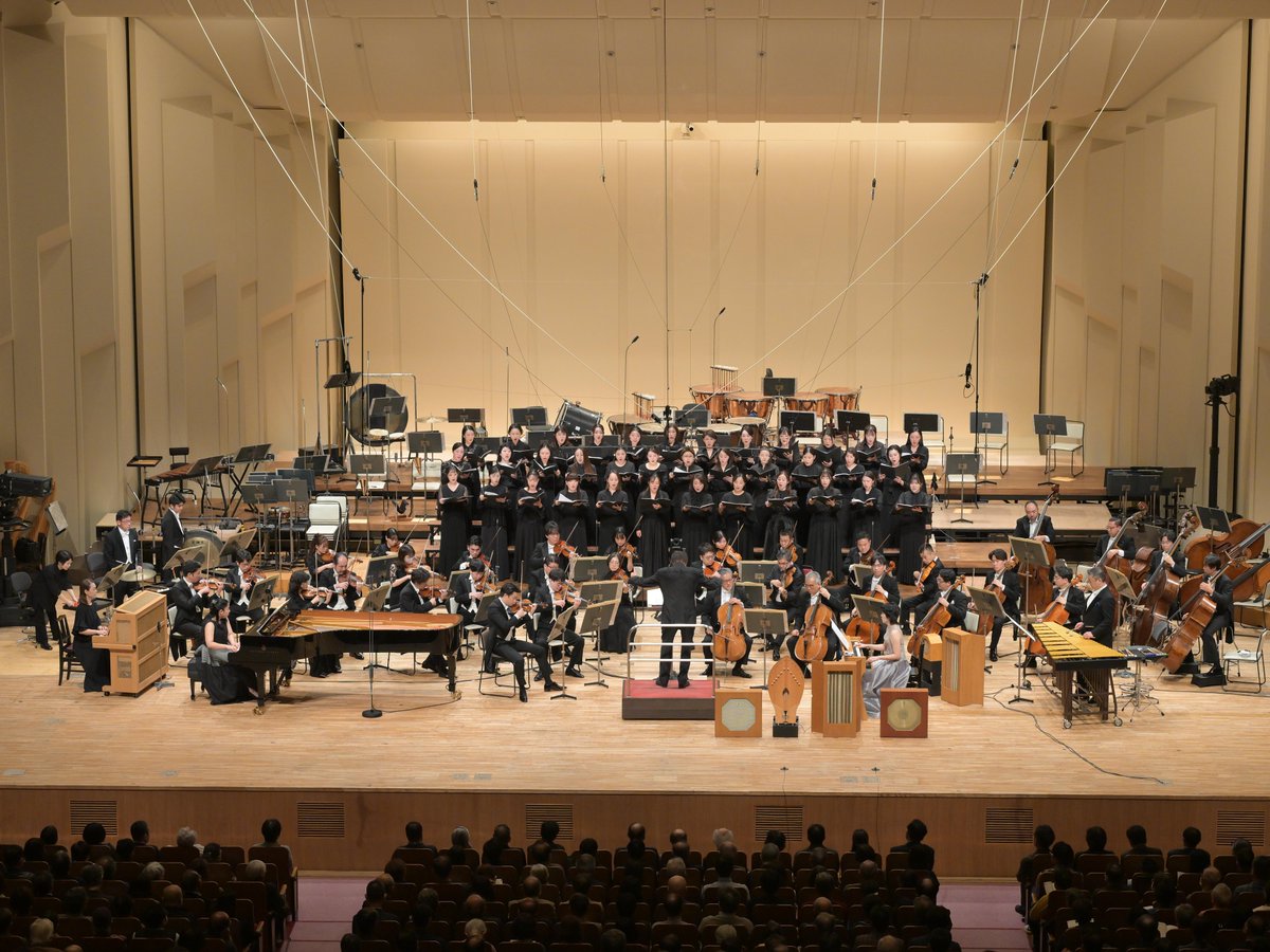 NHKSO_Tokyo's tweet photo. #N響 第2048回 定期公演 Aプログラム 1日目
2025年11月8日(土)
NHKホール

#nhkso #CharlesDutoit

指揮：#シャルル・デュトワ
ピアノ：#小菅優 @yu_kosuge 
オンド・マルトノ：#大矢素子
女声合唱：#東京オペラシンガーズ

メシアン／神の現存の3つの小典礼

シャルル・デュトワ指揮でお届けした11月定期Aプログラム1日目が終演しました🎶

前半はメシアン《神の現存の3つの小典礼》。ピアノ：小菅優、オンド・マルトノ：大矢素子とともに、極彩色で独創的な音響がホールを包み込みました。女性合唱による清らかな歌声と祈りが重なり、神秘的で深遠な世界が静かに立ち上がりました✨