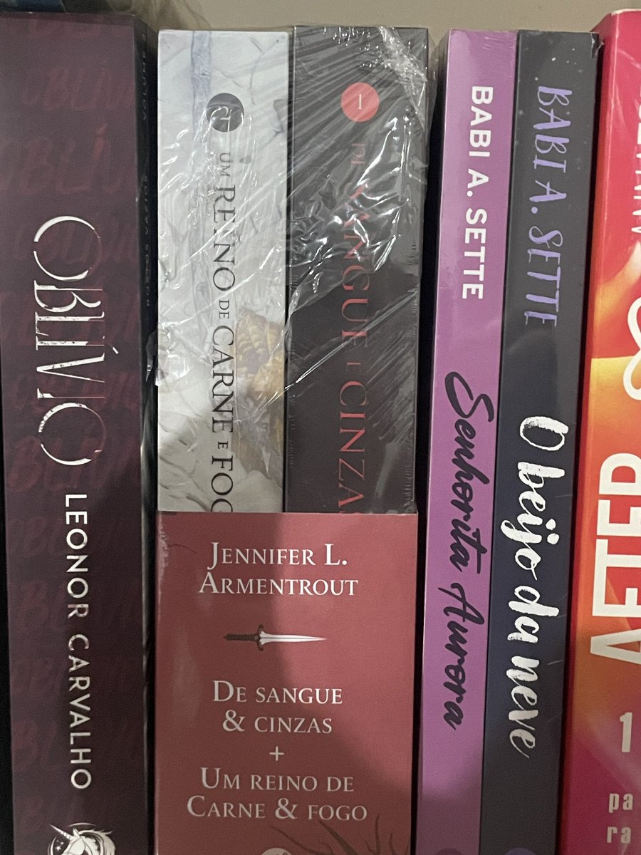 junartlc's tweet image. ✨VENDO/VENDA✨

Vermelho branco e sangue azul (capa dura) edição colecionador 
R$ 57

De sangue e cinzas + um reino de carn e fogo
R$ 70

Condenados volume 1 e 2
R$ 110 os dois
R$ 70 cada

Castelo de vidro 
R$ 70

A maioria acompanha brinde se não todos

Duvidas chamar na dm