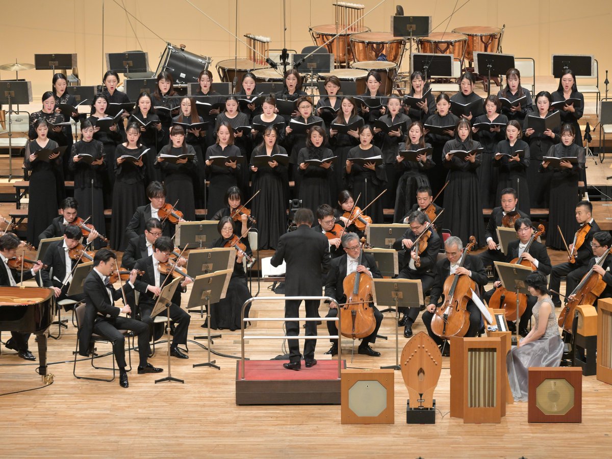 NHKSO_Tokyo's tweet photo. #N響 第2048回 定期公演 Aプログラム 1日目
2025年11月8日(土)
NHKホール

#nhkso #CharlesDutoit

指揮：#シャルル・デュトワ
ピアノ：#小菅優 @yu_kosuge 
オンド・マルトノ：#大矢素子
女声合唱：#東京オペラシンガーズ

メシアン／神の現存の3つの小典礼

シャルル・デュトワ指揮でお届けした11月定期Aプログラム1日目が終演しました🎶

前半はメシアン《神の現存の3つの小典礼》。ピアノ：小菅優、オンド・マルトノ：大矢素子とともに、極彩色で独創的な音響がホールを包み込みました。女性合唱による清らかな歌声と祈りが重なり、神秘的で深遠な世界が静かに立ち上がりました✨