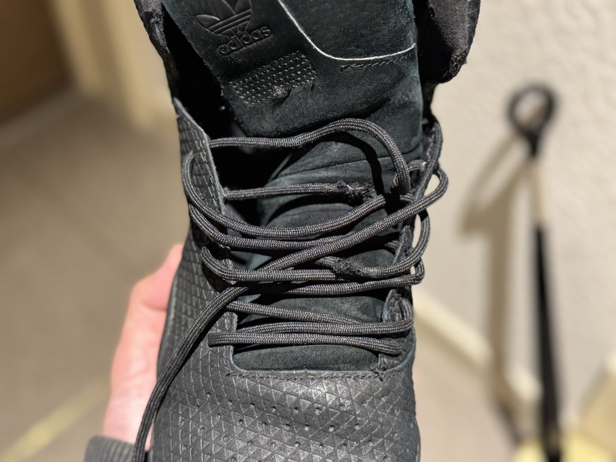 そういえば事故以来初めて当時履いてた靴見たらヒモがちぎれてた、、、