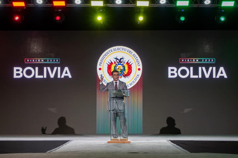 AndreaVBarbery's tweet photo. El nuevo gobierno tiene la oportunidad de hacer las cosas bien: de restaurar lo que se ha roto y gobernar con justicia, equidad e integridad, para que vuelva la paz, la unidad y la prosperidad a nuestra patria.
Señor Presidente @Rodrigo_PazP gobierne para todos los bolivianos y tendrá un pueblo que lo respaldará. 🇧🇴 
Proverbios 29:2 “Cuando los justos gobiernan, el pueblo se alegra; pero cuando los perversos están en el poder, el pueblo gime.” DIOS BENDIGA A BOLIVIA. Hay esperanza💫
#Bolivia #NuevoComienzo #DiosBendigaBolivia