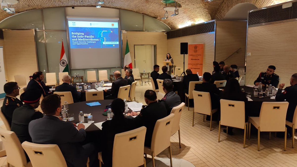 ia_awc's tweet image. 🇮🇳🤝🇮🇹 Strategic Dialogue at @CentroStudiInt, Rome  #HC Course delegation of #AWC interacted with def experts at Centro Studi Internazionali (CeSI), exchanging perspectives on security, IndoPacific &amp;amp; Mediterranean linkages &amp;amp; #IndiaItaly defence cooperation @adgpi @artrac_ia