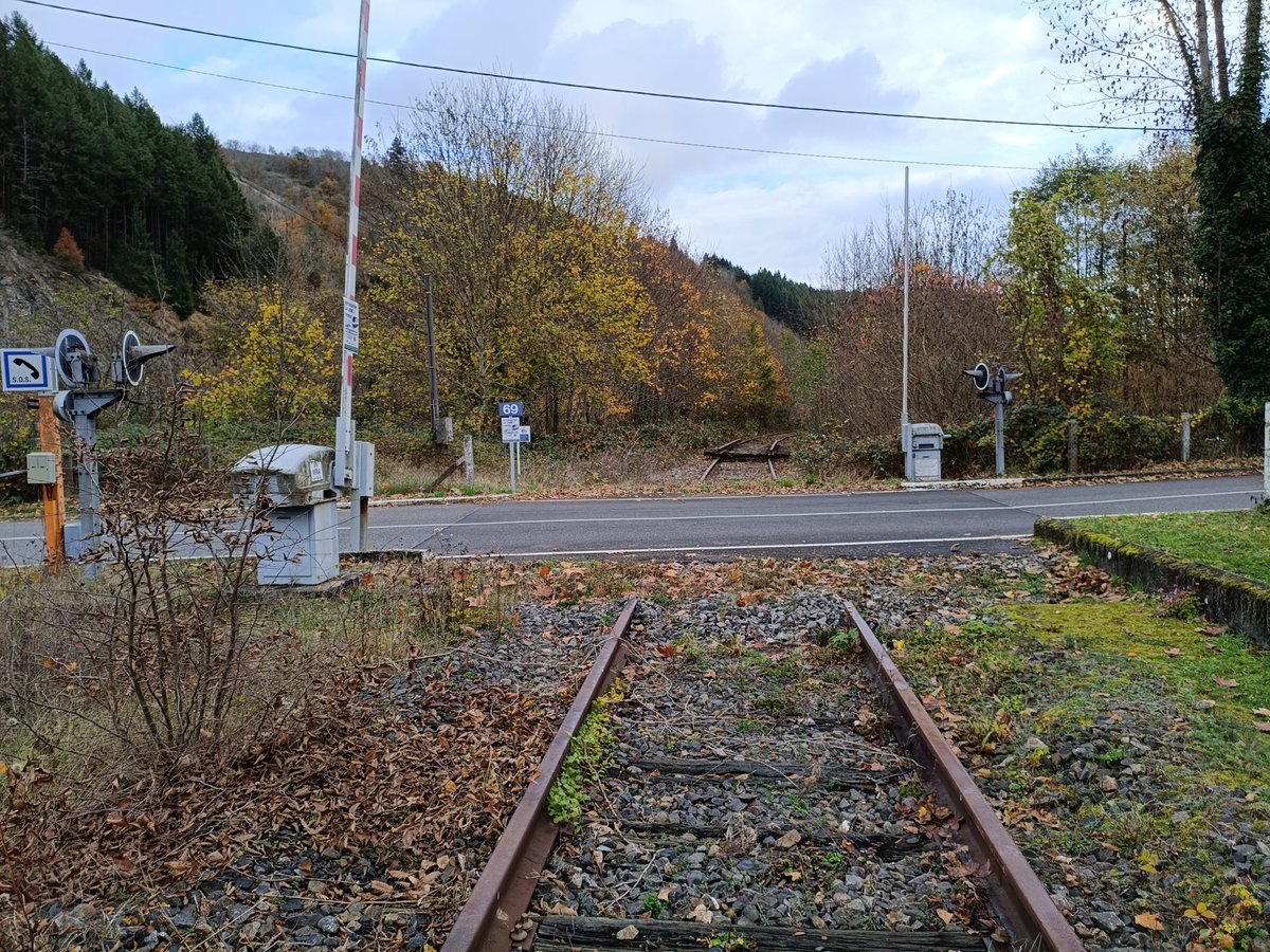 Opération "Retrouvons la ligne" <a href="/letrain634269/">LeTrain634269</a> Clermont Thiers St Etienne.

L'hospital s/s Rochefort : tout l'art de <a href="/SNCFReseau/">SNCF Réseau</a> de "sécurisation des Passages à Niveau" pour empêcher toute réouverture.

#bitumage
#Sectionnementdelavoie