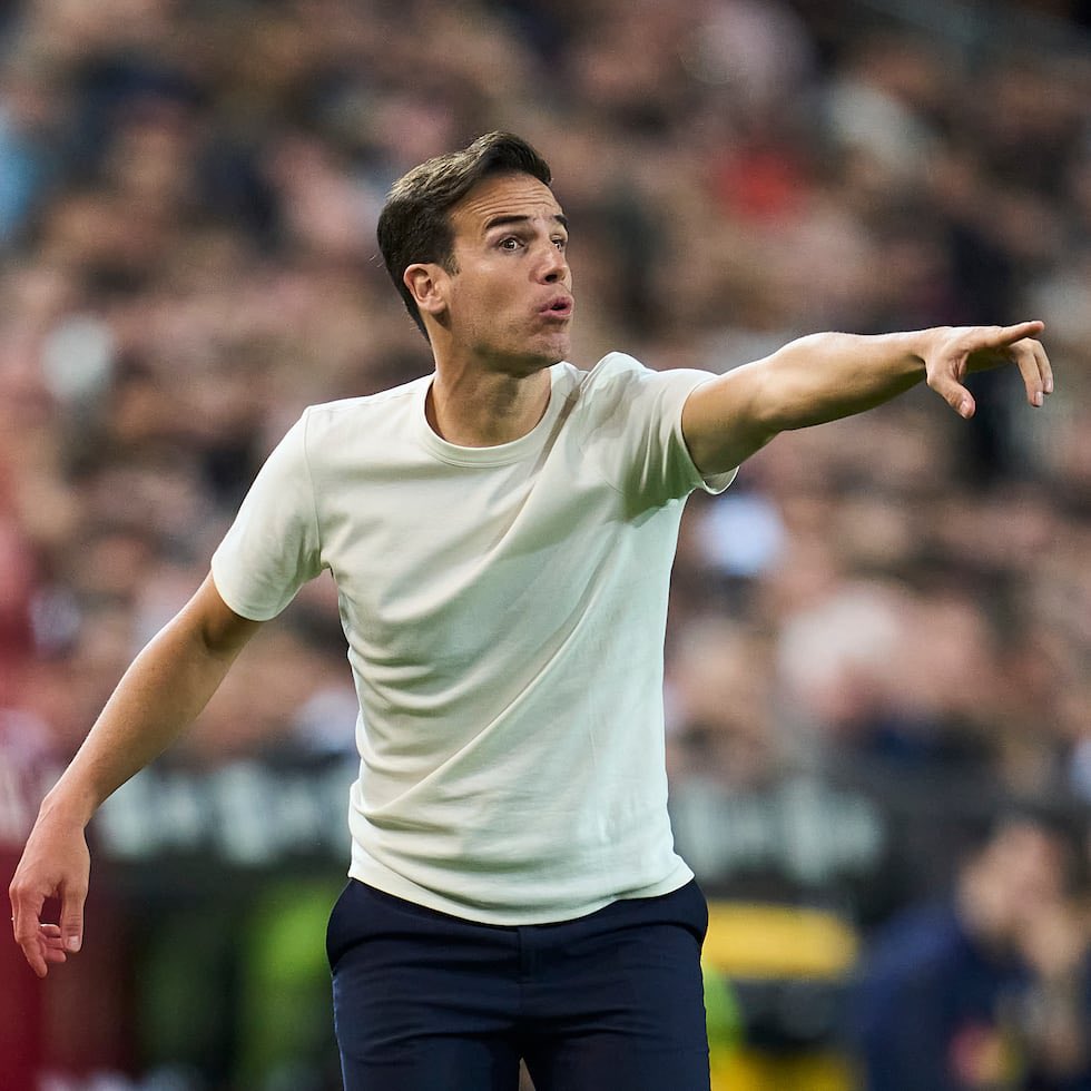 ◾️ Supo gestionar las críticas de James.
◾️ Supo gestionar también el tema de Balliu.

Un entrenador como la copa de un pino.