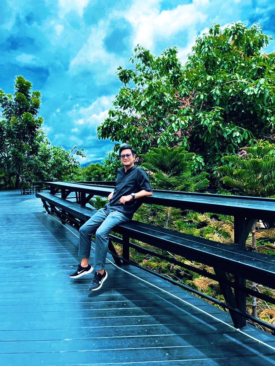 อยากรู้ค่ำนี้เธออยู่ไหน คิดถึงใครรึเปล่า
ยังจำคนๆนี้ได้ไหม อยากรู้ยิ่งคิดใจยิ่งเหงา ไม่รู้นานอีกซักเท่าใด จะได้พบเธออีก ได้แต่เฝ้าคอยอย่างนี้