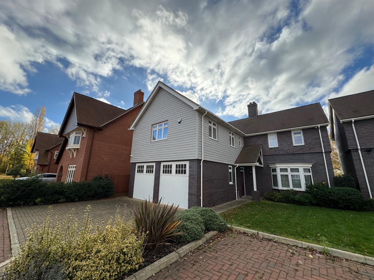 SmartLettings2's tweet photo. New to market - 6 Bed Detached House, Greenford Crescent, Monkston Park, Milton Keynes, £3,995pcm. View details: https://t.co/XYRr4Gl7Dw https://t.co/oNpMzy0rXU