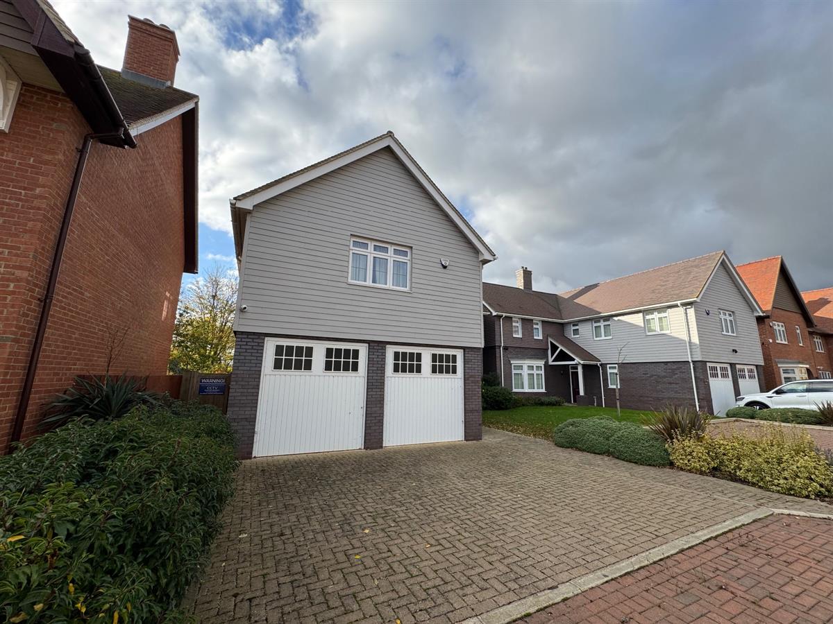 SmartLettings2's tweet photo. New to market - 6 Bed Detached House, Greenford Crescent, Monkston Park, Milton Keynes, £3,995pcm. View details: https://t.co/XYRr4Gl7Dw https://t.co/oNpMzy0rXU