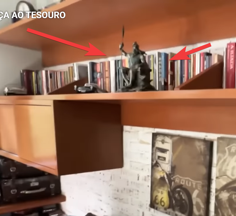 dev_alissonrodr's tweet photo. Engraçado ver o Nando falando de símbolos e ocultismo! E se o MBL usasse a mesma régua?🤨

O cara tem uma banda com o nome "Pandora", que representa justamente a caixa que libertou todos os males do mundo, a mesma caixa que deixou a humanidade mergulhada em dor, mentira e vício.

Um livro de magia com o nome dele na capa, que simboliza poderes ocultos e invocações, como quem se acha dono de encantos e maldições, mas é claro, isso deve ser “arte”.

Uma estátua de Odin no meio casa, o deus nórdico da sabedoria, magia e guerra, o deus pagão que renegou o Criador, praticava feitiçaria e buscava poder através do sacrifício e da dor.

Esse é o cristão? Além dos jogos com símbolos satânicos, da banda Carapuça, e etc.. que prefiro nem comentar!