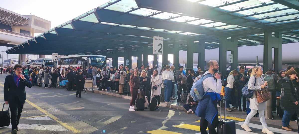 matseg85's tweet photo. Cancellati tutti i treni da e per Malpensa. A Malpensa l'inferno per salire su un autobus per Milanodelle varie aziende private.
Trenord col caiser che mette autobus sostitutivi.
Ottima accoglienza per i turisti, anche  in vista delle Olimpiadi. #Trenord #Malpensa #Salvini https://t.co/QLhTkcIQ9D