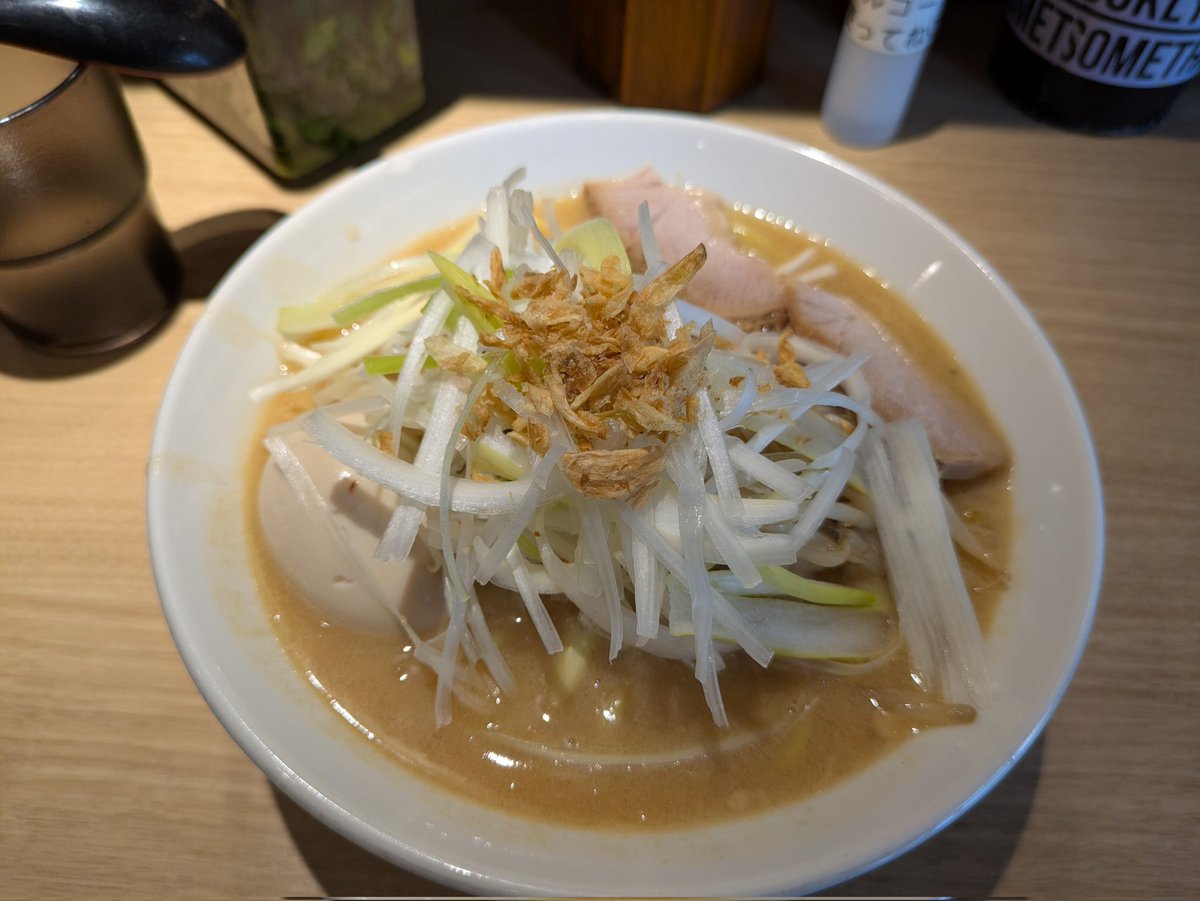 IchiroTojo's tweet photo. 即興サンプル漫画は、真剣に考えているように見えて、飯のことしか考えていないコ◯ン君です(๑´ڡ`๑)

食事は花木流味噌ラーメン（三鷹店）。
麺が自前の製麺所で作る自家製麺になり、中太のちぢれ玉子麺がさらに美味しくなっていました😋 https://t.co/9Fa3wtgJop