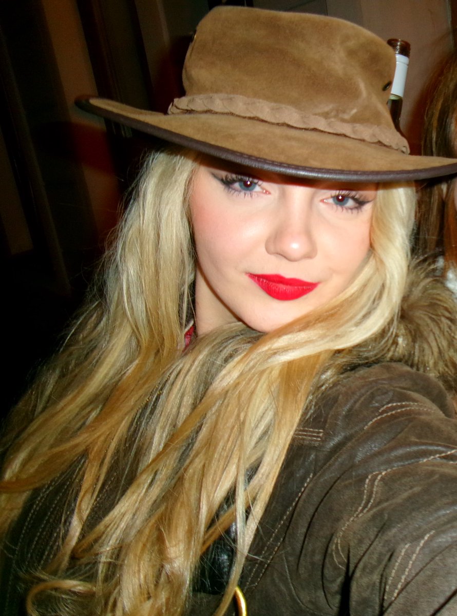 spoiledbarbie8's tweet photo. I’m a bit late, but Happy Halloween from yours favorite cowgirl 🤠💋 https://t.co/mQ0h6YmbzM
