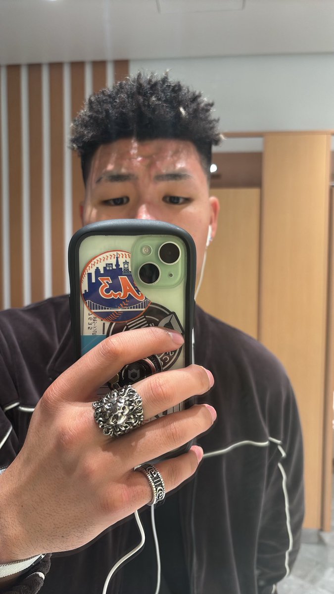 今までは七三が気合い入るししっくり来てたけど、この髪型で産まれてきたんかなってレベルで今の髪型が一番しっくり来てる。
とりあえずもっと目大きくしたいす。