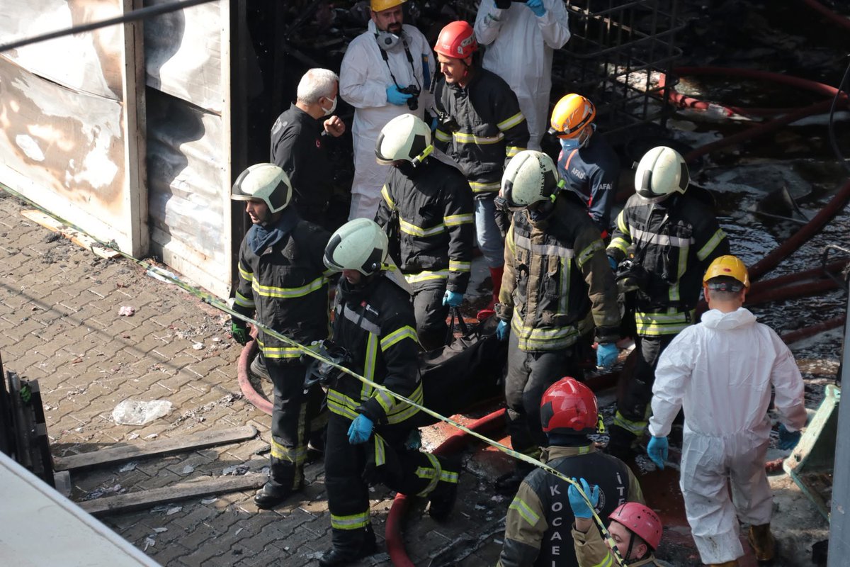 Kocaeli'de parfüm deposunda hayatını kaybeden 6 işçinin kimliği belli oldu

• Tuğba Taşdemir, 18 yaşında.
• Nisa Taşdemir, 17 yaşında.
• Cansu Esatoğlu, 16 yaşında.
• Esma Dikan, üç çocuk annesi.
• Şengül Yılmaz, 55 yaşında.
• Hanım Gülek, 65 yaşında.