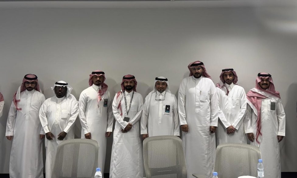 سعدت بتقديم البرنامج التدريي بعنوان
"فن الإتيكيت والبروتوكول الرسمي"
لمنسوبي وزارة الصناعة والثروة المعدنية بمدينة الرياض.
أشكر القائمين على التنسق والتنظيم بإدارة
التدريب والتطوير
بالوزارة، وأشكر الحضور على التفاعل الرائع والمشاركات ، والتي
ساهمت بشكل فعال في انجاح البرنامج .